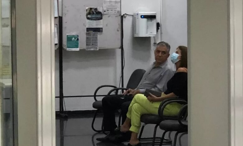 De tornozoleira! Prefeito afastado de Guarujá e esposa cumprem medida da Justiça