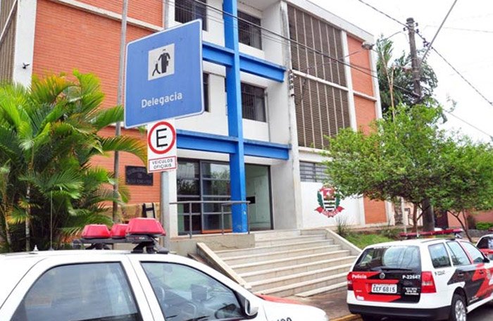 Os Polícias Militares, apresentaram em Plantão Policial seis pessoas com idades entre 26 e 45 anos, que estavam em uma briga generalizada, na Rua José Botacini