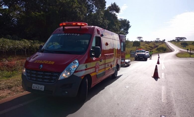 Mulher fica ferida após perder controle da moto