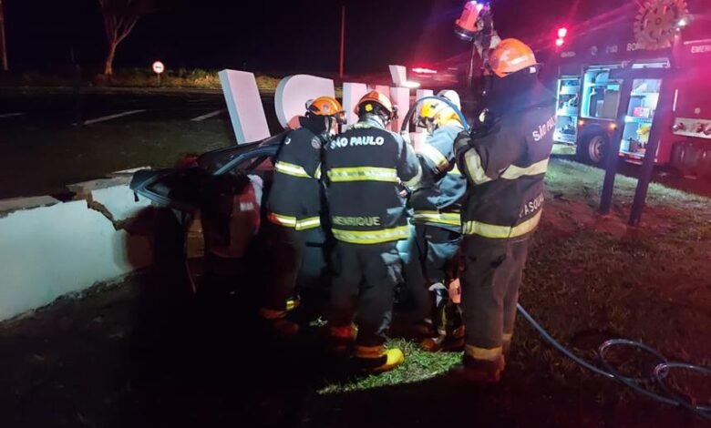 Duas pessoas morrem após bater o carro no Trevo do Tamanduá