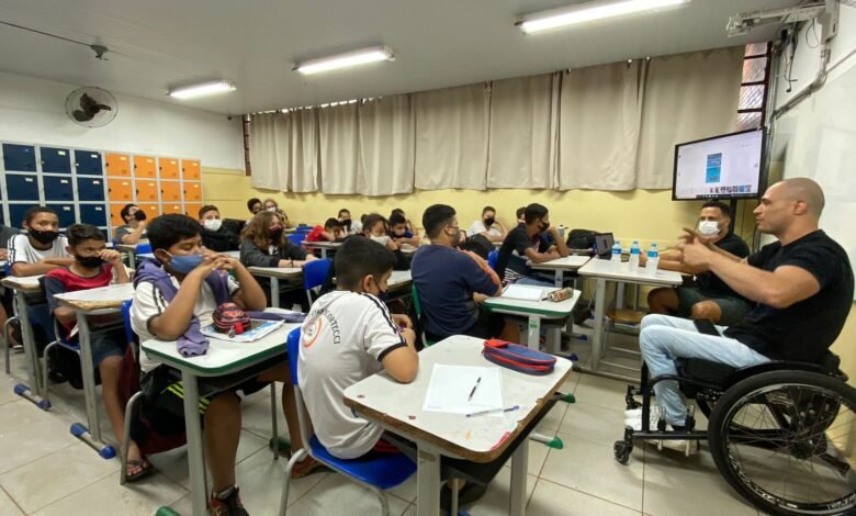 O Paratleta Fabrício Taveira realiza palestra para estudantes de escola estadual