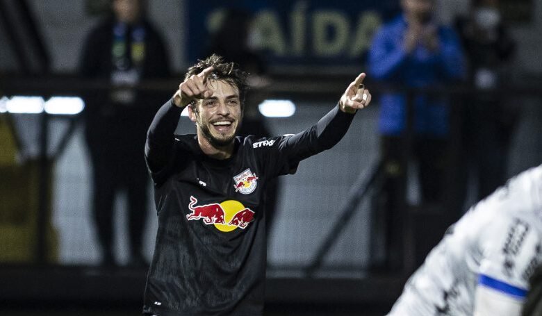 Bragantino goleia o Coritiba e encosta no G4 do Brasileirão