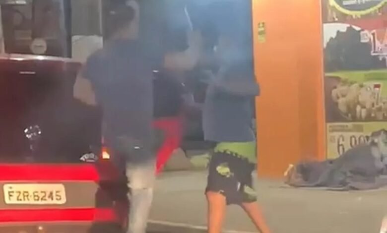 Motorista de aplicativo é flagrado agredindo passageiro