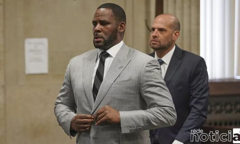 Cantor R. Kelly é condenado a 30 anos de prisão