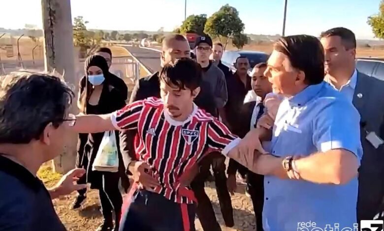 Bolsonaro entra em confusão com Youtuber em Brasília