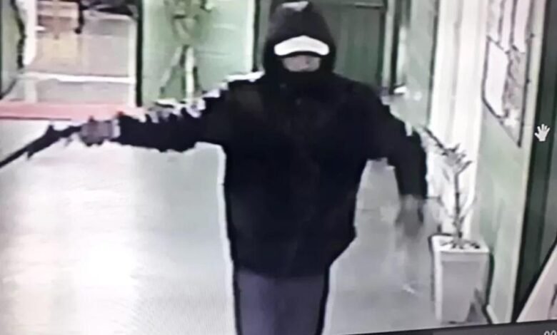 VÍDEO - Homem armado invade escola municipal de São Paulo