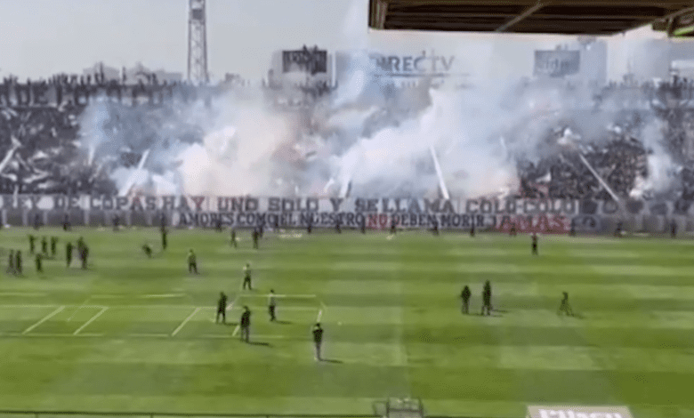 VÍDEO: Arquibancada cai com torcedores do Colo-Colo e deixa feridos