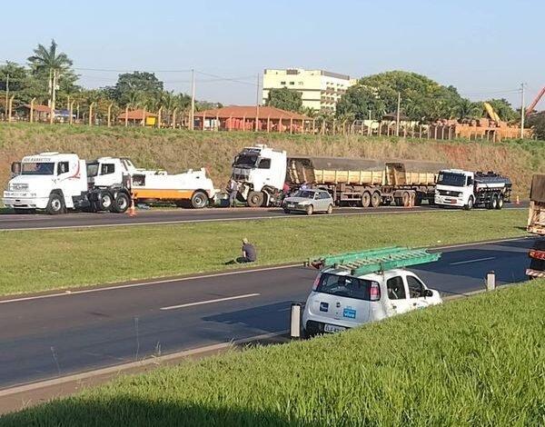 Homem fica ferido em acidente envolvendo dois caminhões