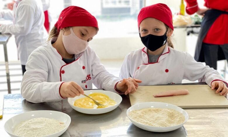 Lugar de crianças é na cozinha: conheça os benefícios do curso de gastronomia para os pequenos