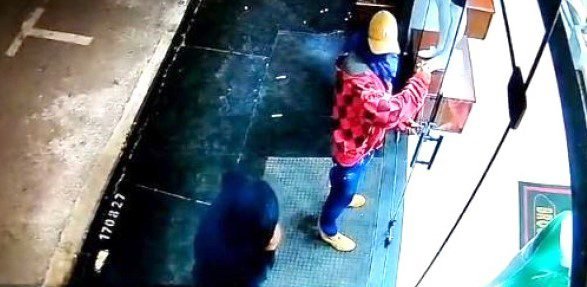 Câmeras registram ladrões furtando loja no centro da cidade