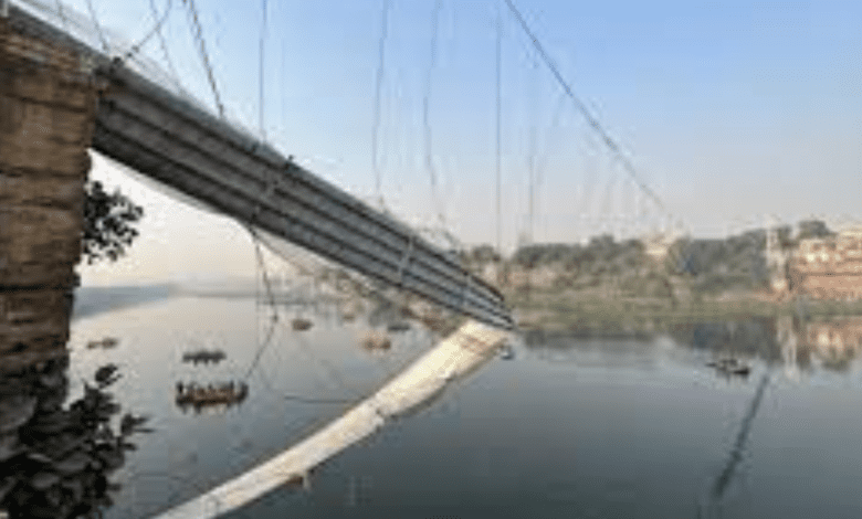 VÍDEO: Ponte desaba sobre rio na Índia provoca a morte de pelo menos 134 pessoas