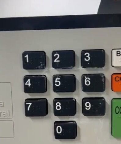 cola na urna eletrônica