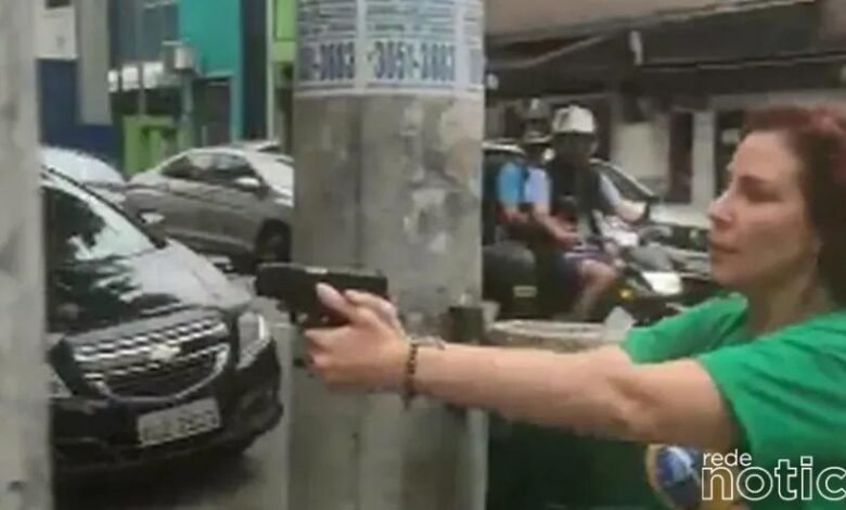 Deputada federal Carla Zambelli (PL) saca arma para homem em São Paulo