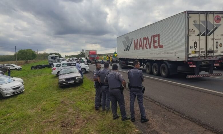Grupo protesta em rodovia pelo segundo dia em Olímpia
