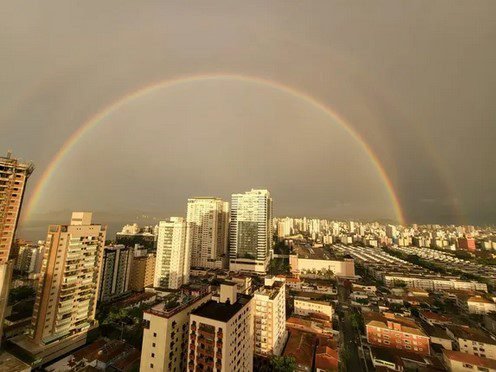 Tipo raro de arco-íris encanta os moradores do Litoral