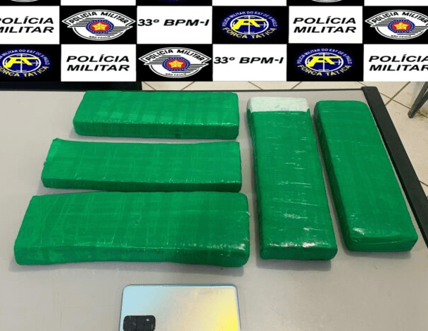 Motorista tenta fuga, mas é preso com mais de 4kg de droga
