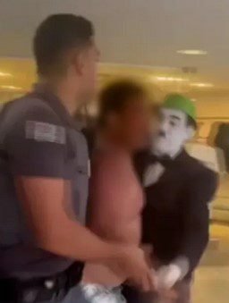 "Charles Chaplin" impede linchamento dentro de shopping
