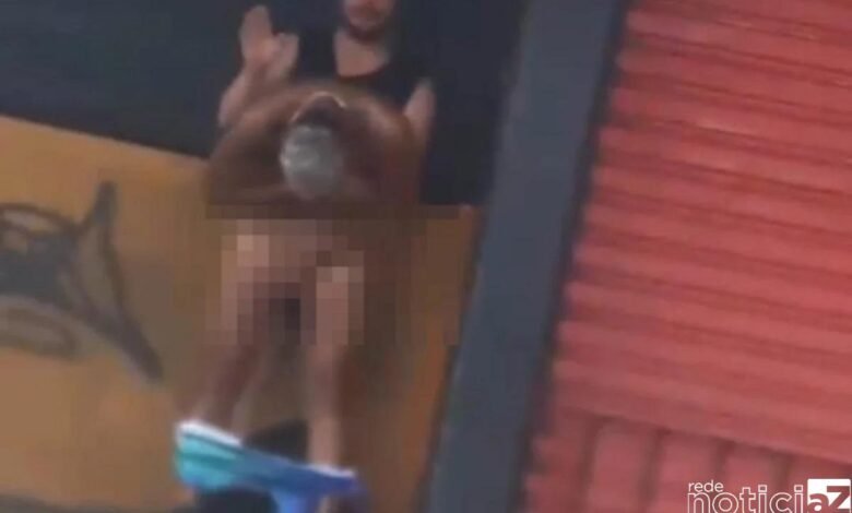 VÍDEO - Casal de homens é flagrado realizando atos sexuais em plena luz do dia