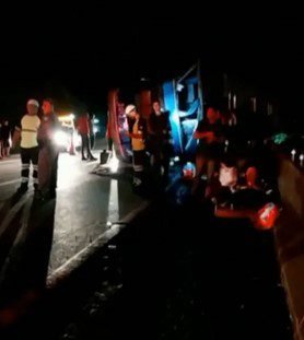 Ônibus tomba em rodovia paulista, mata três passageiros e deixa outros seis feridos