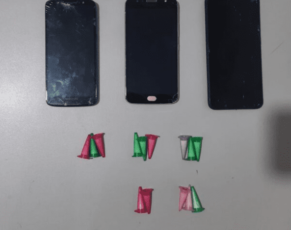 Homem procurado por roubo é detido por tráfico de drogas