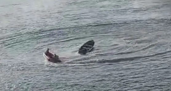 Barco 'fantasma' chama a atenção dos banhistas no Litoral