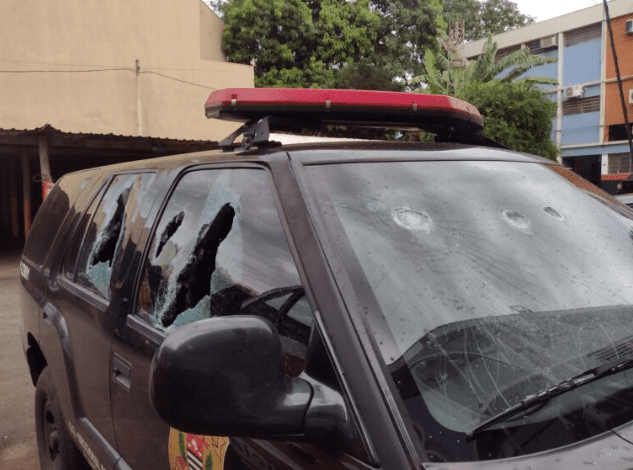 Mulher de 38 anos presa após danificar viatura da Polícia