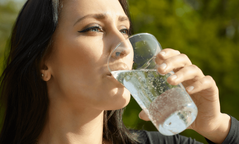 Água com gás: mito ou verdade sobre seus efeitos na saúde?