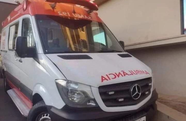 Motorista embriagado colide com mureta e deixa passageiro ferido