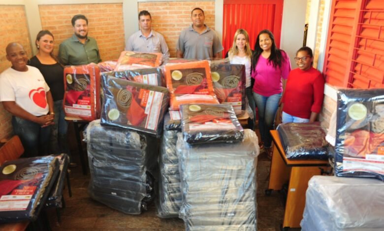 Grupo GLT doa 100 cobertores ao Fundo Social de Solidariedade