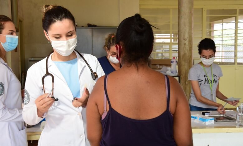 Secretaria da Saúde leva vacina contra Covid-19 e gripe a duas unidades escolares