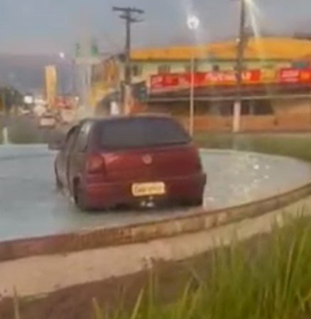 VÍDEO - Carro desgovernado vai parar dentro de fonte