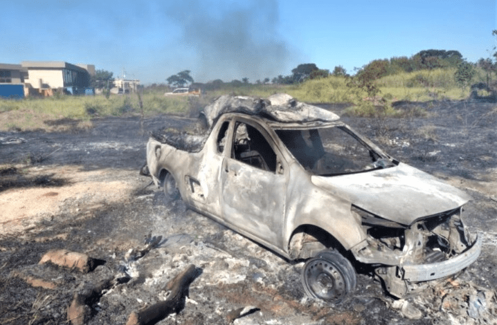 Incêndio destrói ambulância e atinge área de mata