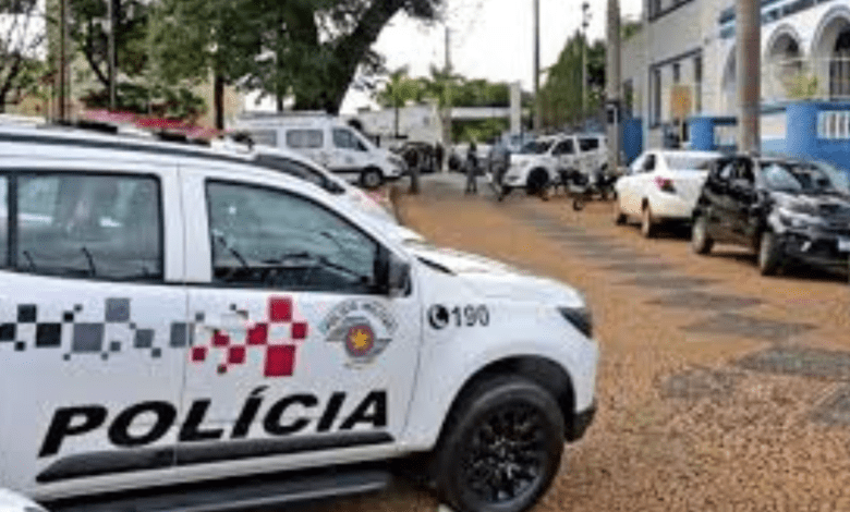 Mulher é flagrada riscando tanque de moto