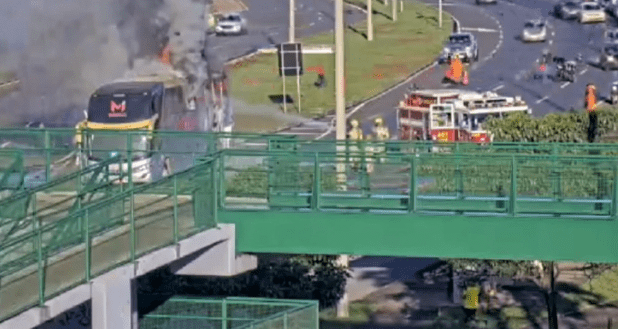 Vídeo - Ônibus com time de futebol feminino pega fogo