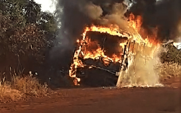 VÍDEO - Ônibus abandonado é consumido pelas chamas