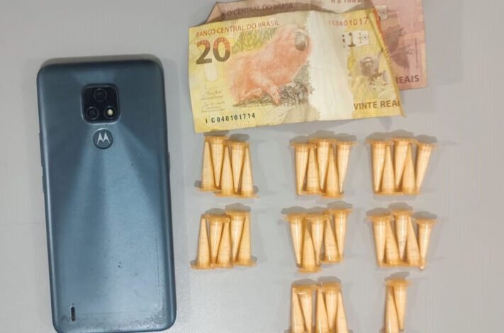 Jovem é detido pela polícia por tráfico de drogas