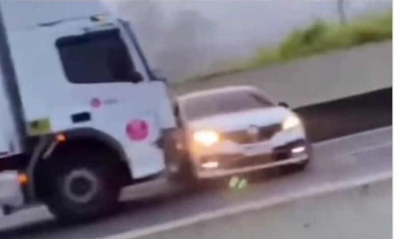 VÍDEO - Caminhoneiro arrasta carro ao identificar possível assalto