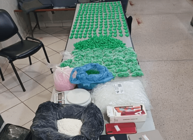 Quatro pessoas são presas embalando drogas para venda.