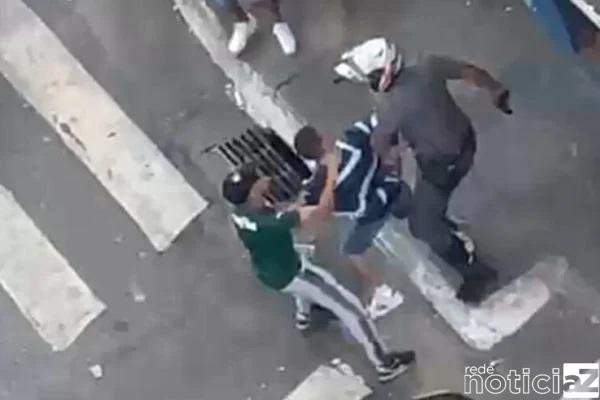 VÍDEO - Policial é alvo de pedradas e garrafadas