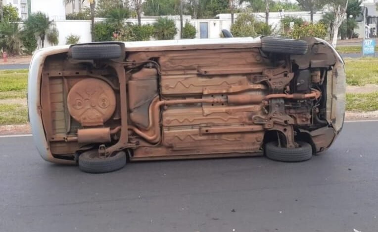 Veículo tomba após colisão em Barretos