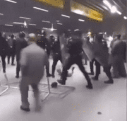 VÍDEO - Tumulto entre torcedores do São Paulo deixa feridos em estação de metrô