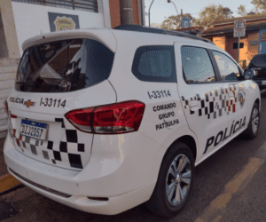 Jovem revoltado causa estragos em agência bancária