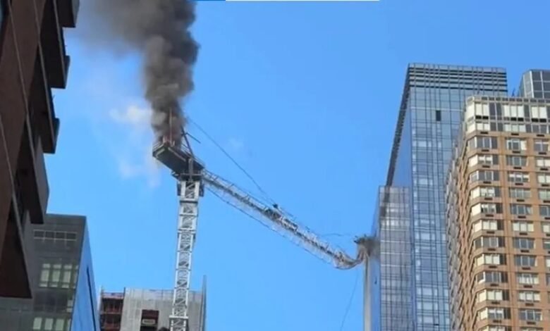VÍDEO - Guindaste pega fogo e desaba sobre prédios em Nova York