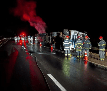 Caminhão carregado tomba após atravessar canteiro