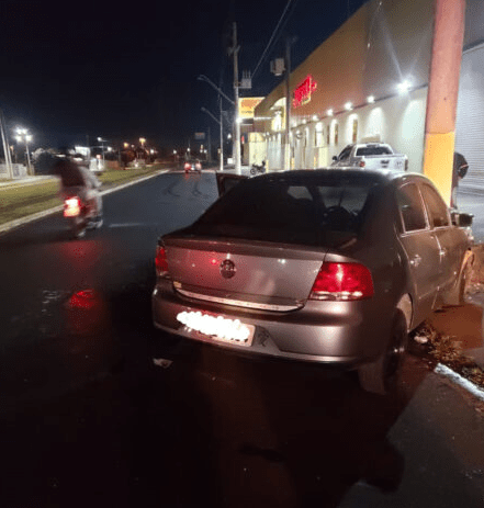 Acidente em Barretos: Veículo Colide com Poste