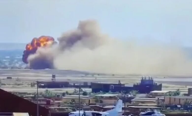 VÍDEO - Avião explode após pousar em pista