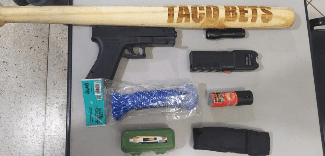 Polícia apreende simulacro de arma de fogo