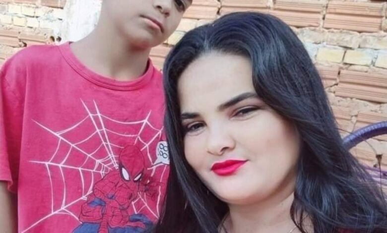 Marcos Vinicius Pires Silva de 14 anos e a mãe. Reprodução/ Rede Social
